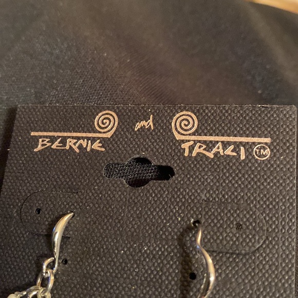 Bernie and Traci, Vintage BoHo Blue Beaded, Silvertone, Dangling Earrings 💙💚🍀 - Picture 3 of 4